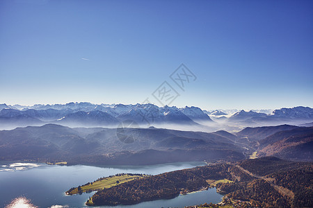 德国巴伐利亚州Walchen湖高角山脉和Walchen湖图片