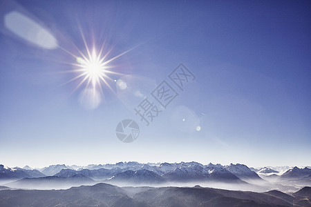 德国巴伐利亚州雾蒙蒙山脉的俯瞰图图片