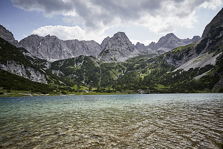 奥地利蒂罗尔埃瓦尔德的维特斯坦山脉和希本西湖图片
