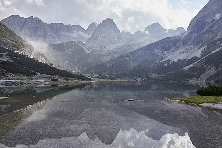 奥地利蒂罗尔州EhrwaldEhrwald的Seebensee湖山图片