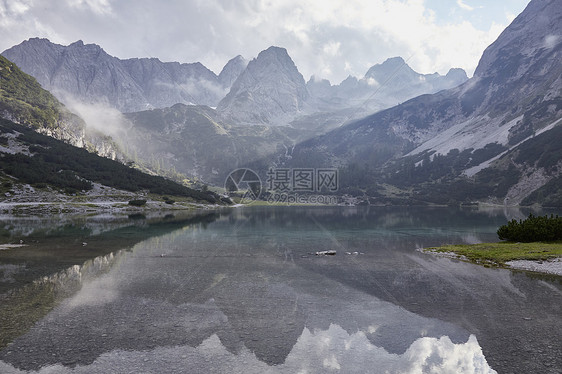 奥地利蒂罗尔州EhrwaldEhrwald的Seebensee湖山图片