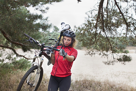 荣耀v30灯箱布山上骑脚踏车的女子在河岸上绕沙滩着子环行的肖像背景
