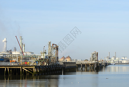 位于荷兰鹿特丹炼油厂的港口和石油码头图片