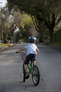 在路中间骑自行车的男孩图片