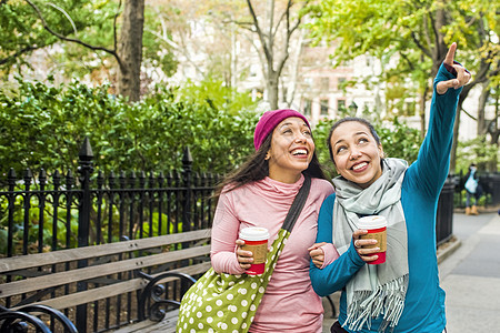 两个女人带着咖啡逛公园图片
