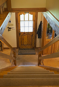加拿大家庭式风格的屋内木制楼梯和主入口图片