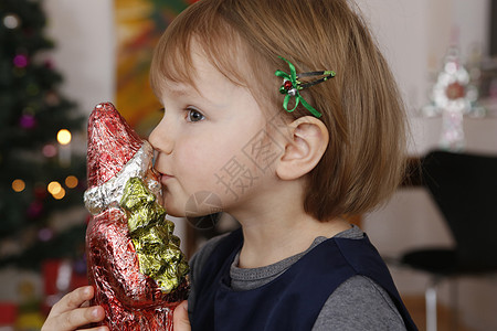 女孩亲吻圣诞装饰品图片