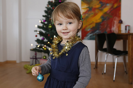 圣诞树面前的小女孩形象图片