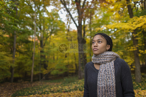 成年女子在秋林中漫步图片