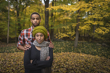 成年夫妇站在秋天的森林里的肖像图片