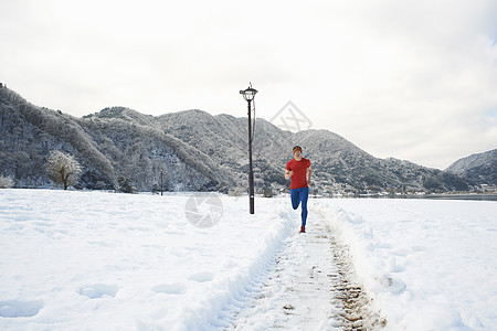 在雪地里慢跑的男子图片