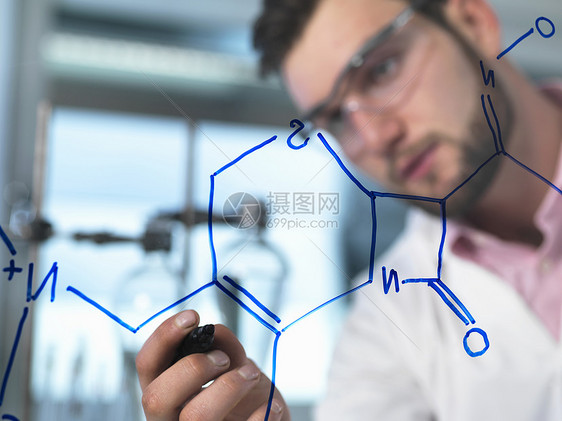 年轻科学家在实验室研究配方图片