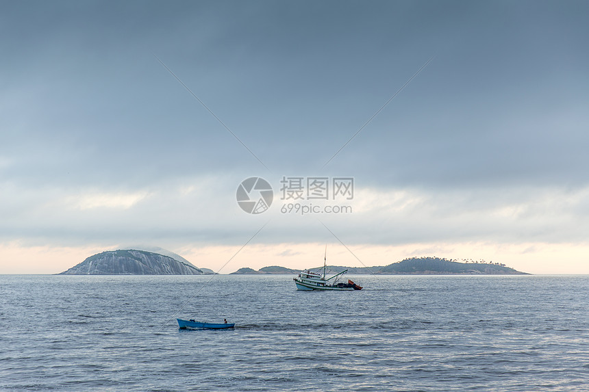 巴西里约热内卢卡加拉斯群岛海洋渔船图片