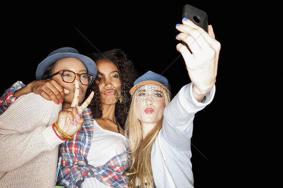 年轻女人一起用手机自拍图片