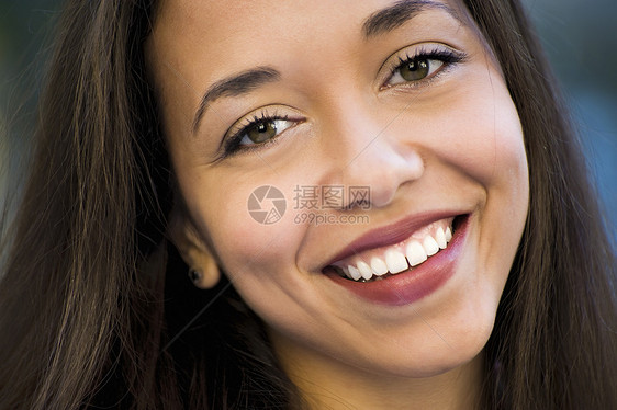 快乐的年轻女子图片