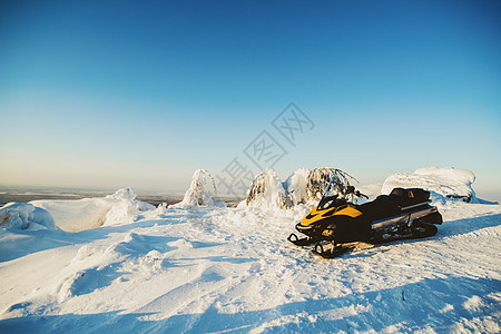 俄罗斯雪地上的车图片