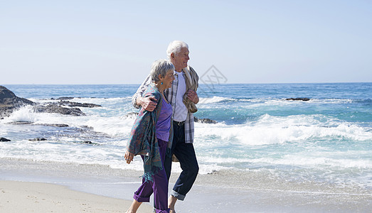 老年夫妇在海滩上行走图片