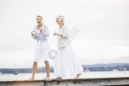 两个成熟女性在码头上走着笑图片