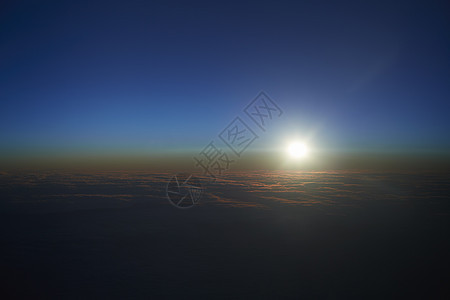 日出在云层上的空中视图图片