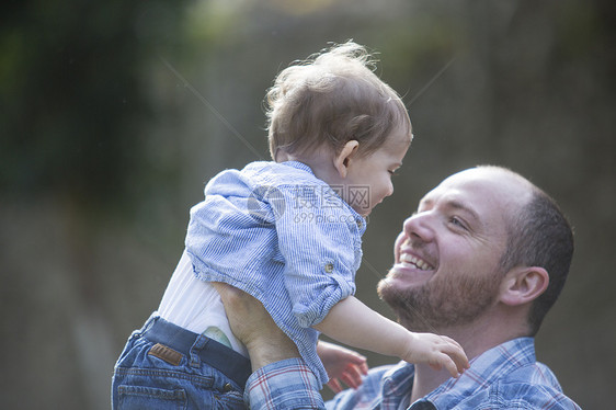 父亲抱着儿子微笑图片