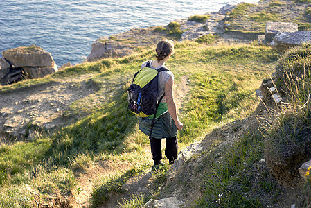 背包的徒步旅行者在悬崖边的看海联合王国波特兰图片
