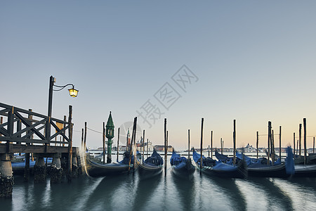 意大利威尼斯黄昏时分在水面上停泊的船图片