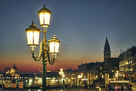 意大利威尼斯市景和夜间街灯图片