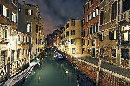 意大利威尼斯运河和传统滨水住宅夜景观意大利威尼斯图片