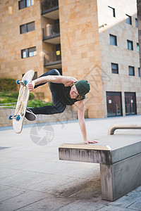 年轻男滑板运动员在城市滑滑板图片