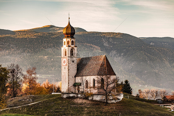 意大利多洛米特山丘传统教堂图片