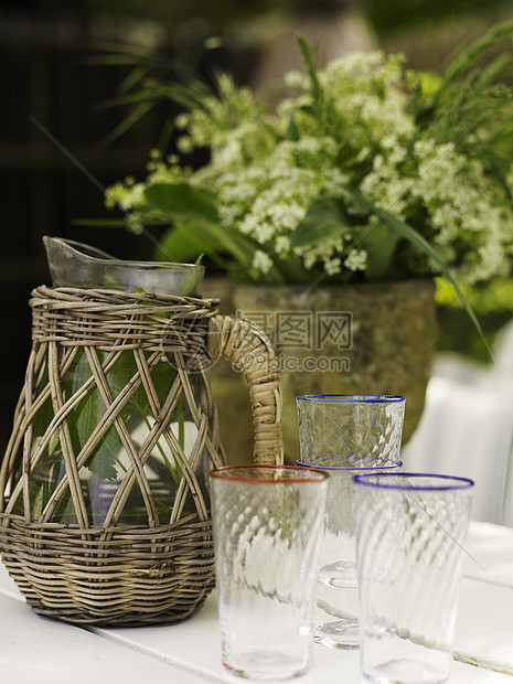桌上的盆栽和杯子图片