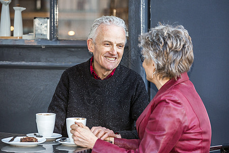 在咖啡厅聊天的老夫妇图片