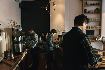 咖啡店柜台准备订单的经理和服务员图片