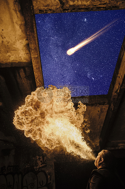 低角度观察人类的火焰呼吸星夜空中的陨石图片