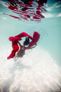 穿红色衣服的女子在水底图片