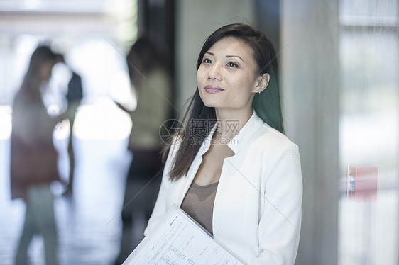 中成年女商人的肖像微笑着图片