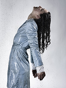 身穿雨衣的女生被雨淋湿图片素材