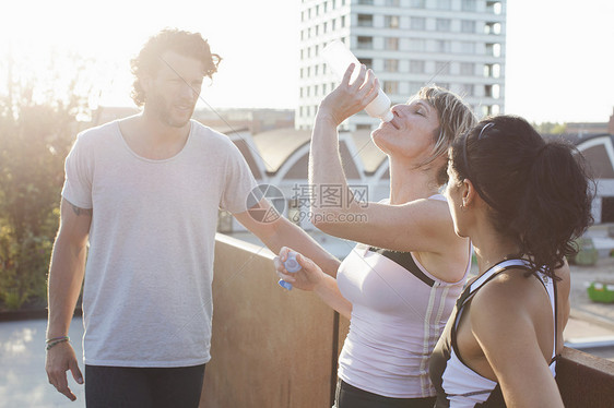 运动后喝水的人图片