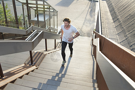 男跑步上城市楼梯图片