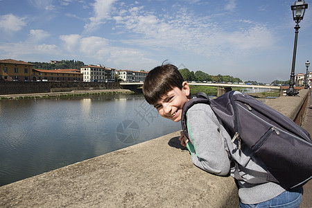 河边靠墙的男孩肖像图片