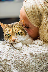 女人亲吻猫咪图片