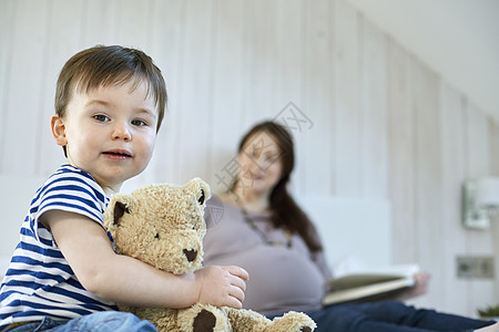 抱着泰迪熊的婴儿男孩图片