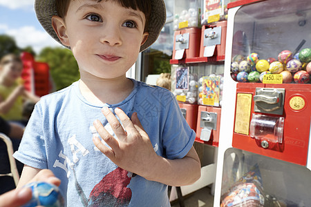 口香糖机旁边的快乐男孩图片