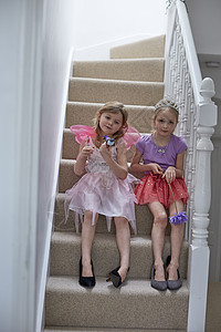 穿着童话装的女孩在楼梯上坐着图片