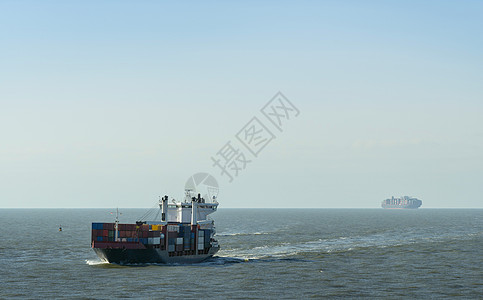 从荷兰鹿特丹港驶往北海的集装箱船图片