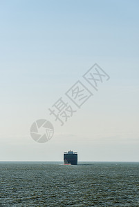 从荷兰鹿特丹港驶往北海的集装箱船图片