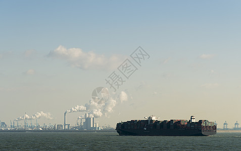 水利发电站北海集装箱船驶往荷兰鹿特丹港背景