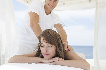 护工为老奶奶按摩捏肩背景