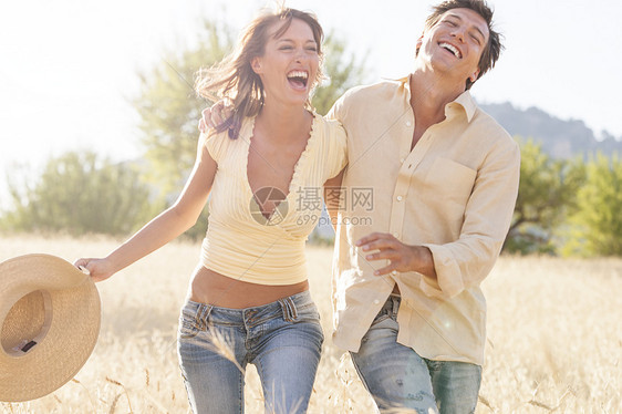 漫步在田野里的快乐情侣图片