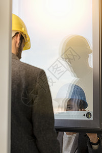 建筑师和女商人检查新的办公窗口图片